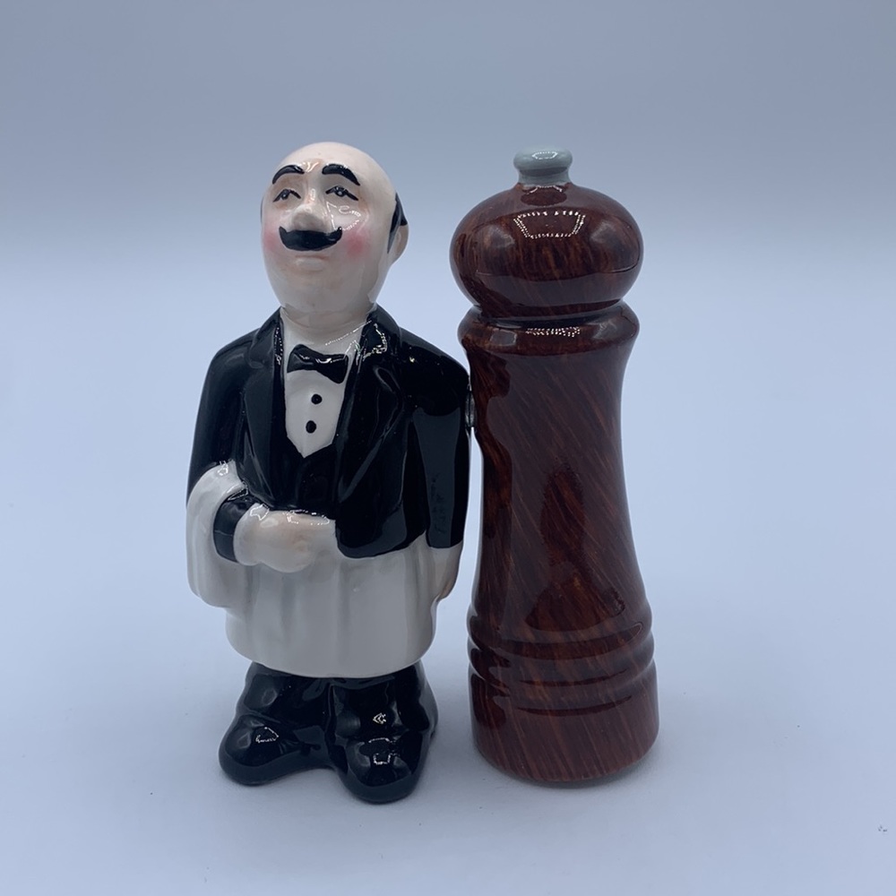 Attractives Magnetic Waiter & Pepper Mill Salt Pepper Shakers